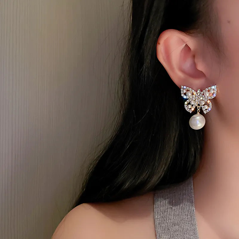 Glimmering Fleur Pearls Earrings
