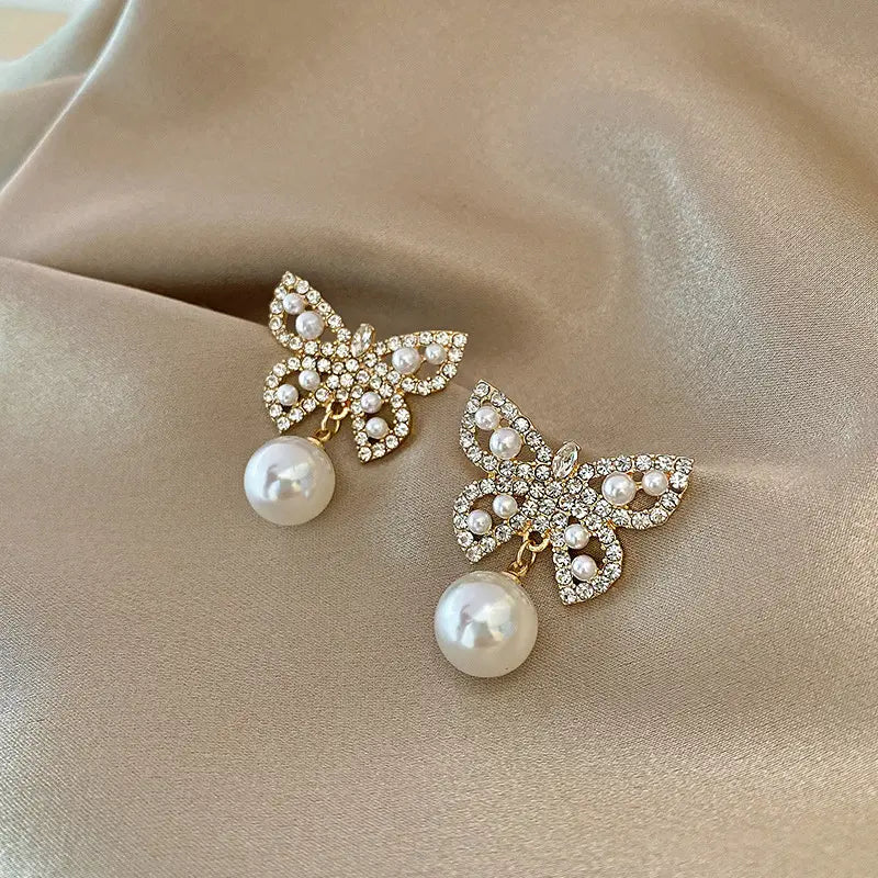 Glimmering Fleur Pearls Earrings