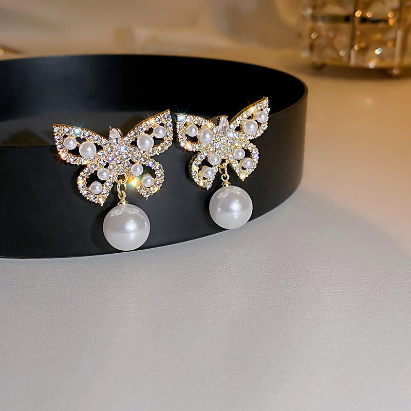 Glimmering Fleur Pearls Earrings