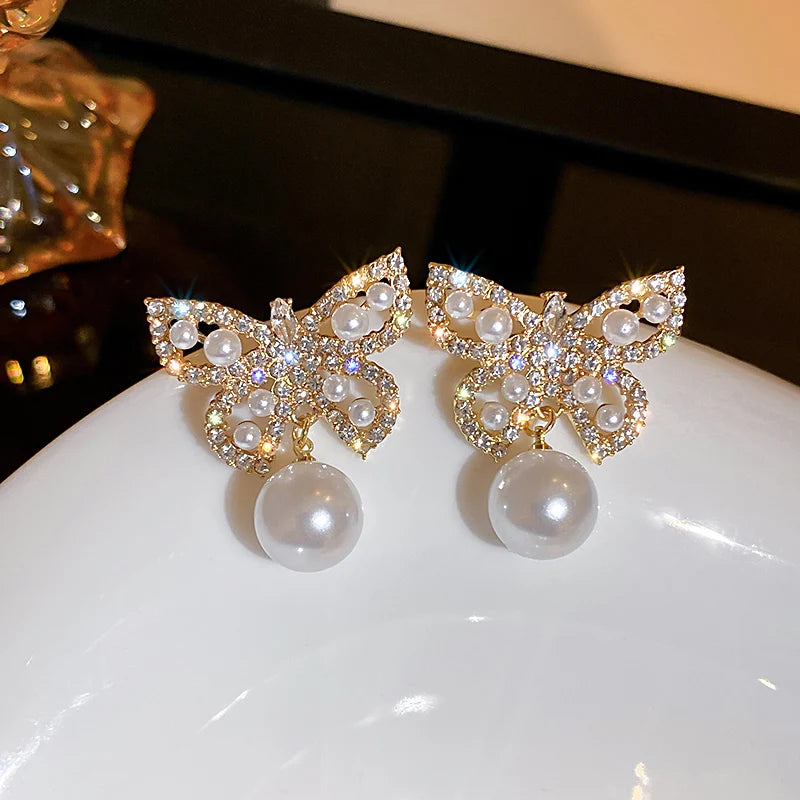 Glimmering Fleur Pearls Earrings