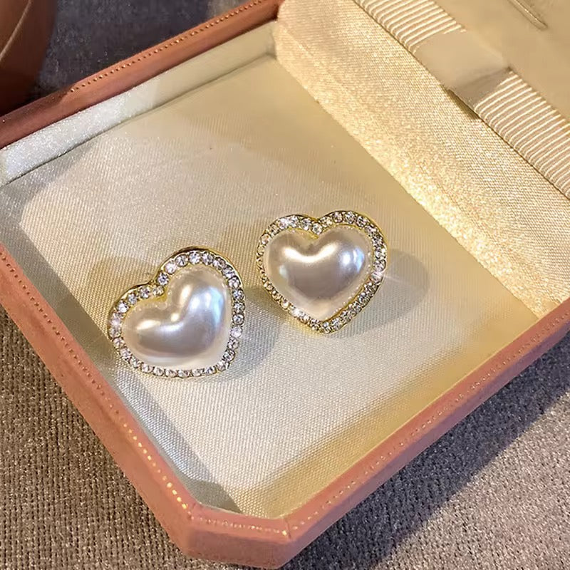 HOW TO BUILD A CAPSULE ACCESSORY COLLECTION